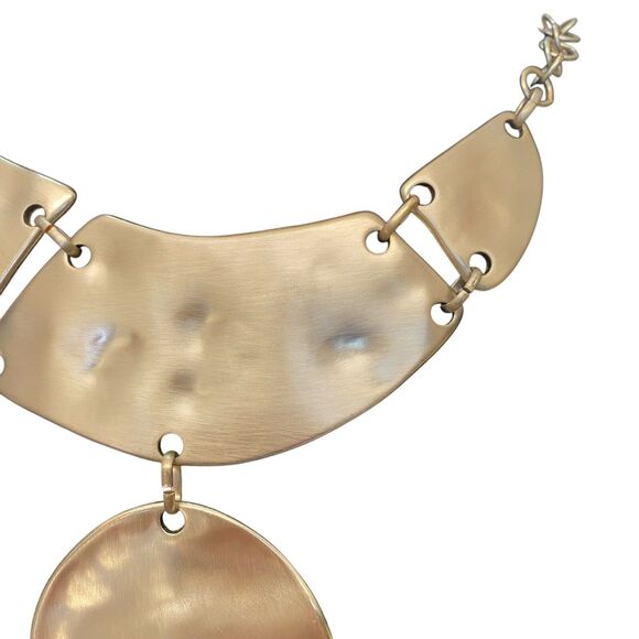 CHICO'S STUNNING HAMMERED GOLD NECKLACE NWTS - Picture 3 of 15